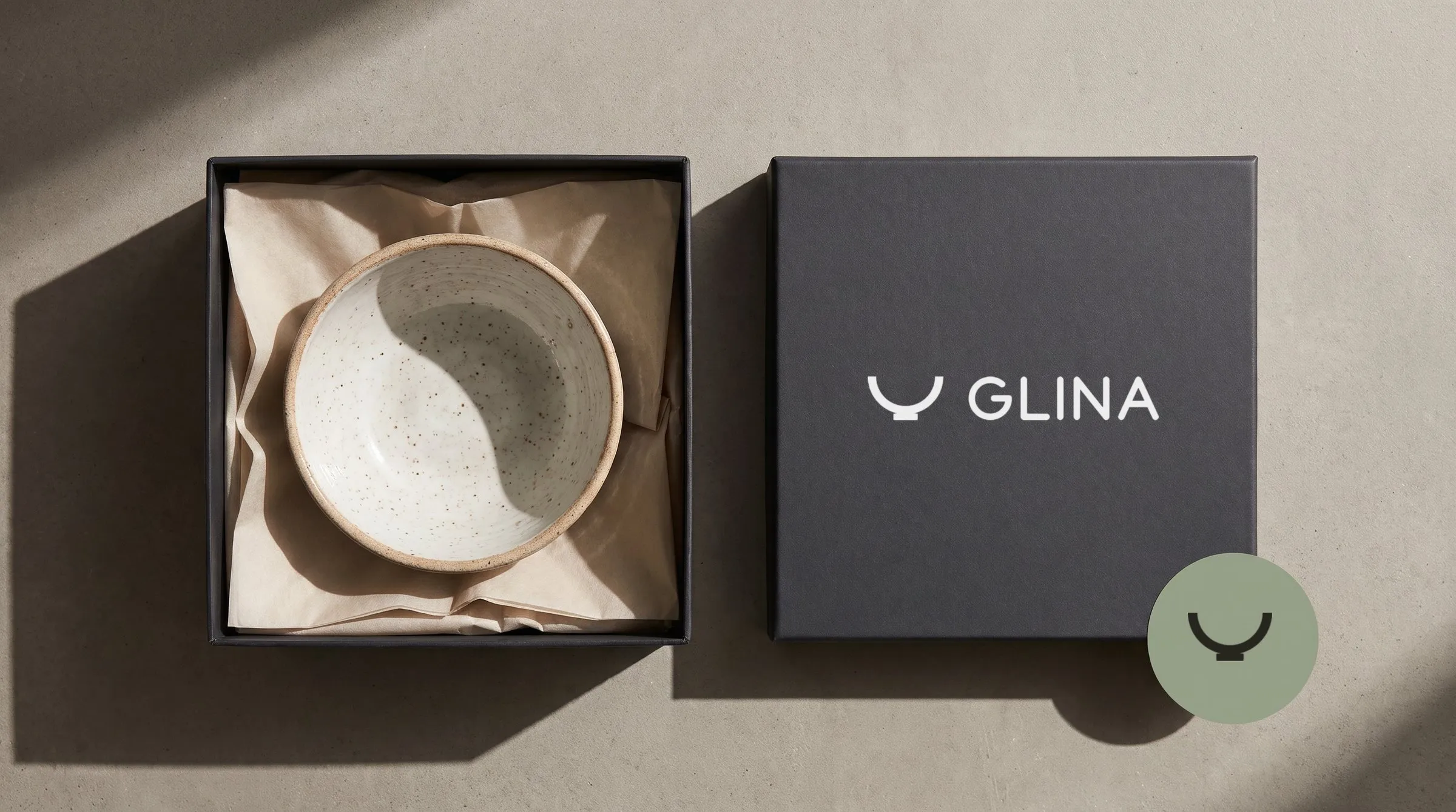 The gift box with the bowl in oat tissue, and the canvas tote.